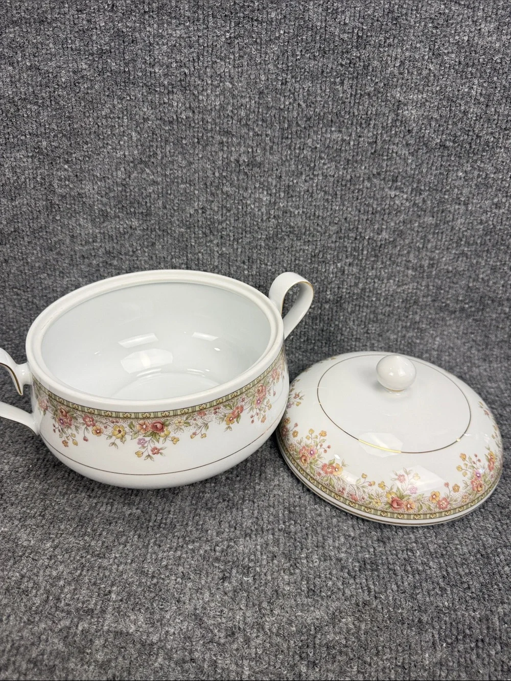 Noritake Ireland Morning Jewel Pattern 2767 Round Covered Vegetable Server